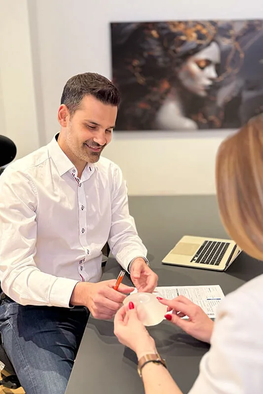 Brustvergrößerung - Dr. Nichlos Beratungsgespräch mit Patientin