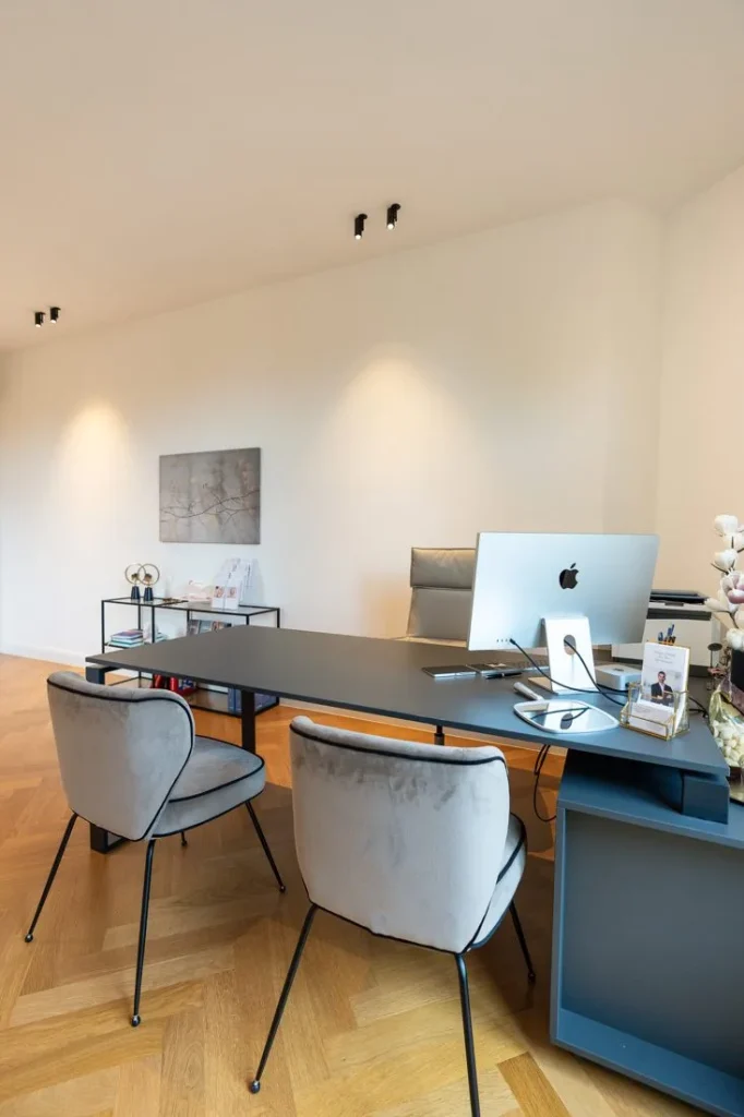 Beratungszimmer mit Schreibtisch