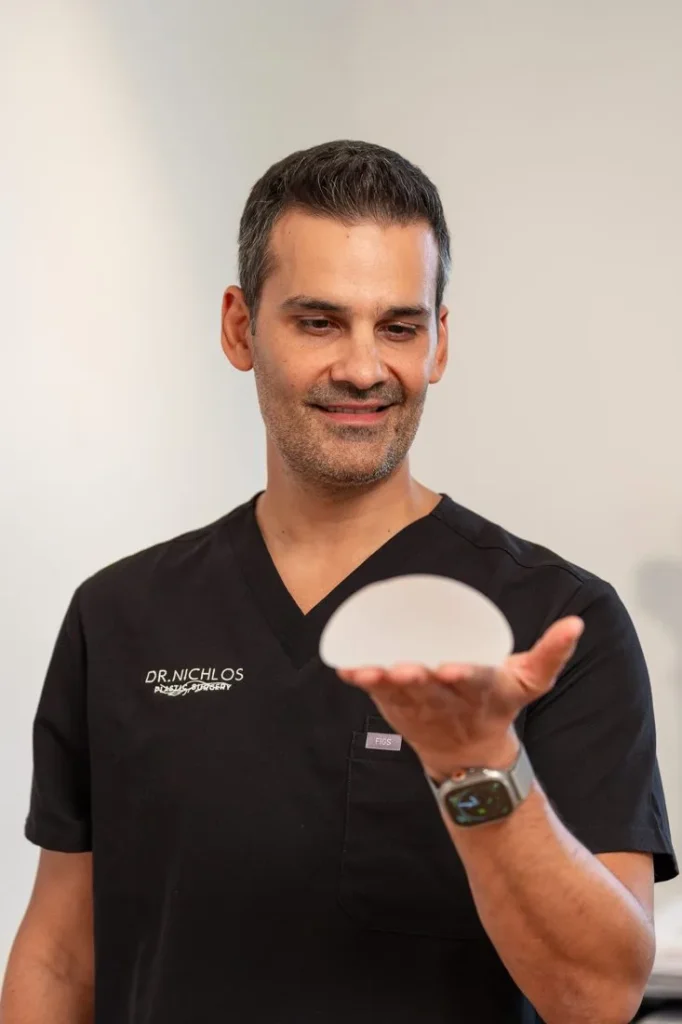 Dr. Nichlos mit Brustimplantat in der Hand