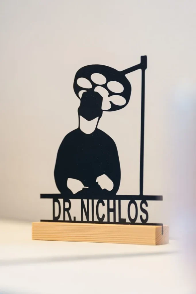 Figur mit Schriftzug Dr. Nichlos