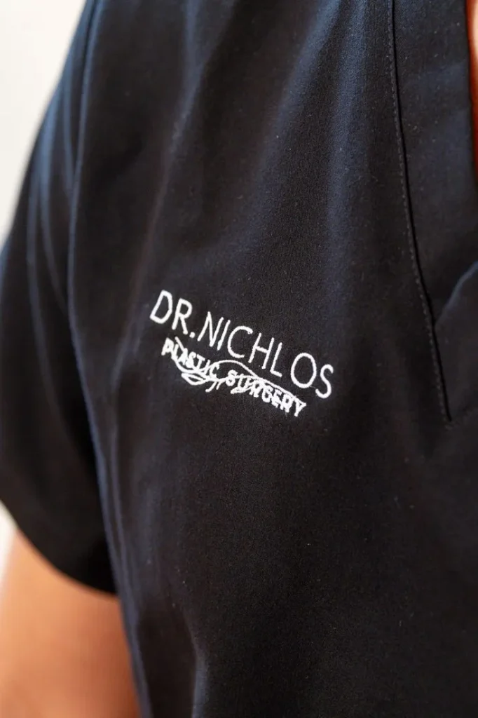 Logo Dr. Nichlos auf dem OP-Shirt